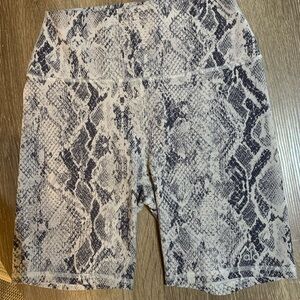 ALO Yoga Women's High-Rise Snake Print Bike Shorts - Black / Gray / Cream NWOT
